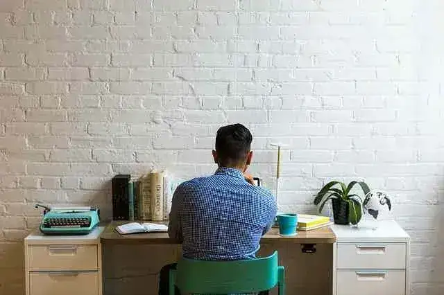 como se concentrar nos estudos pessoa escrevendo